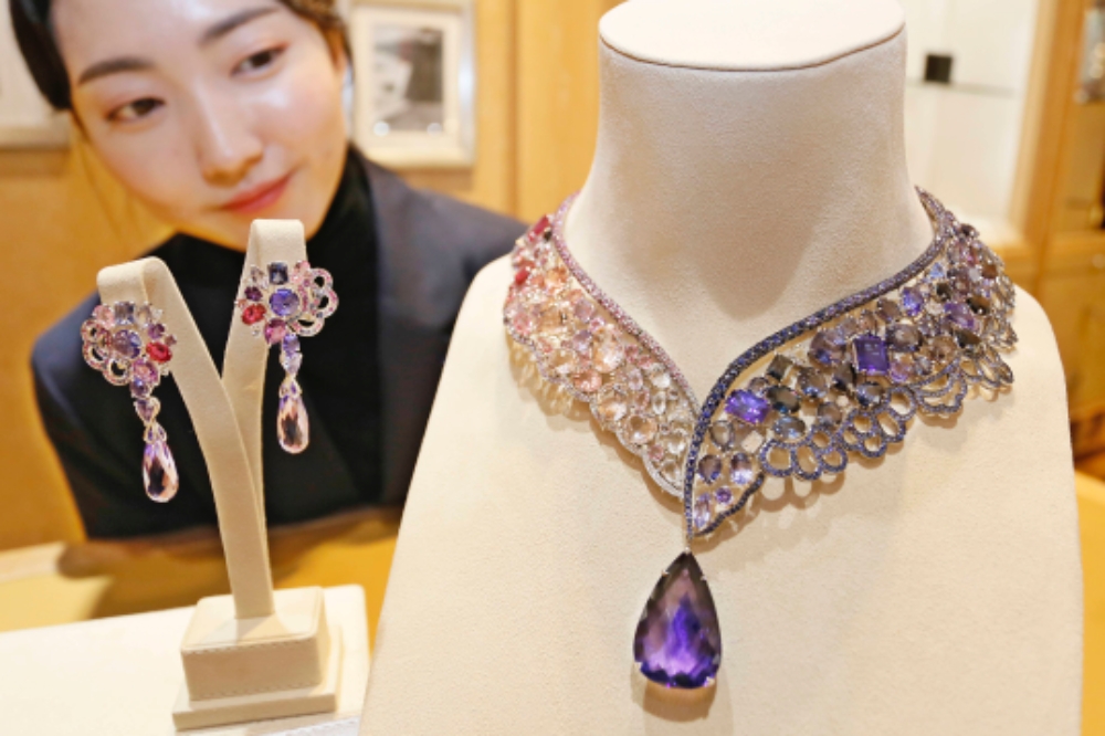 갤러리아百, 40캐럿 탄자나이트 목걸이 선봬 …다이아몬드보다 1000배 희귀