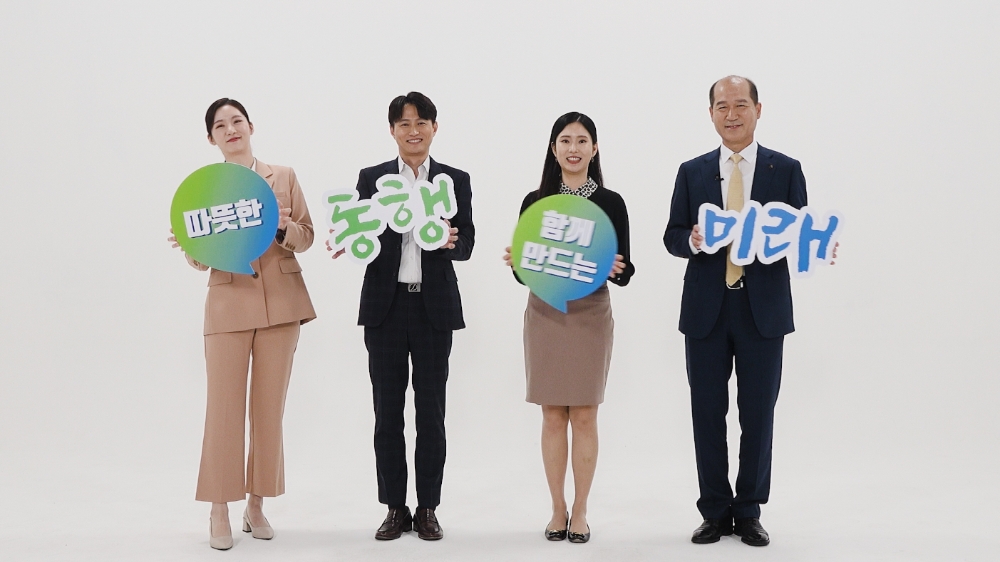 최창수 대표이사(사진 왼쪽에서 네 번째)와 임직원 대표들이 비전선포식 후 기념 촬영을 하고 있다/사진=NH농협손해보험