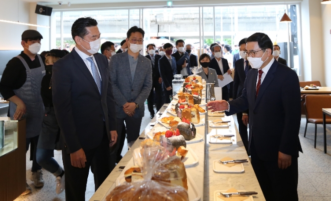 하이트진로 김인규 대표(왼쪽)와 창원시 허성무 시장(오른쪽)외 관계자들이 함께 빵그레를 둘러보고 있다. / 사진 = 하이트진로