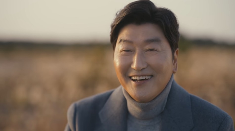 라이나생명의 광고 영상 속 송강호 배우의 모습/사진=라이나생명 유튜브 영상 편집