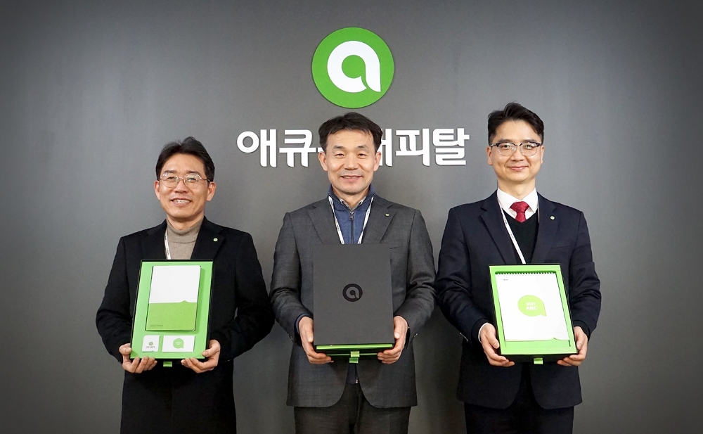 애큐온은 리뉴얼 된 브랜드 가이드라인에 따라 달력, 다이어리, 명함, 사원증, 뱃지 등으로 구성된 브랜드 키트를 개발해 임직원들에게 전달했다. 사진은 애큐온캐피탈 이중무 대표(가운데), 이혁수 경영전략부문장(왼쪽), 김민철 B&C팀장./사진=애큐온