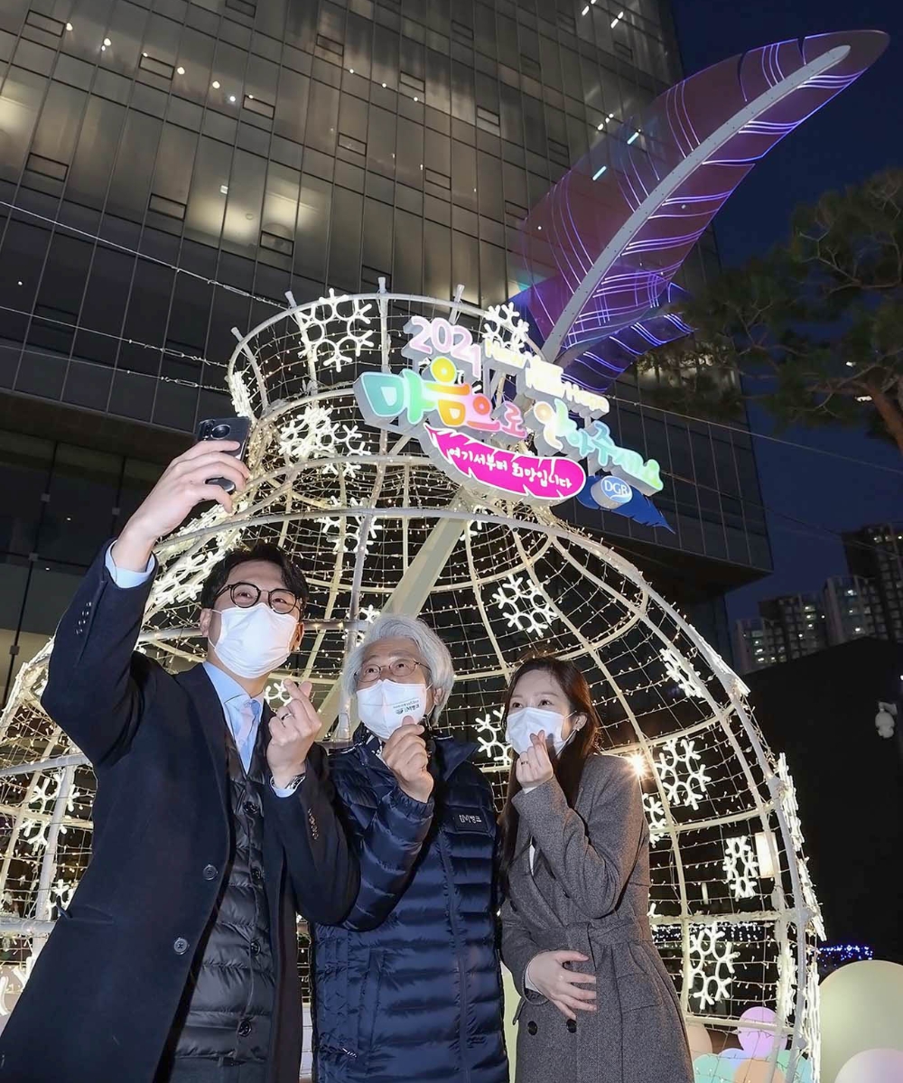 김태오 DGB금융그룹 회장(가운데)이 지난달 30일 임직원과 칠성동 제2본점에 찾아 사진 촬영하고 있다. /사진=DGB금융그룹