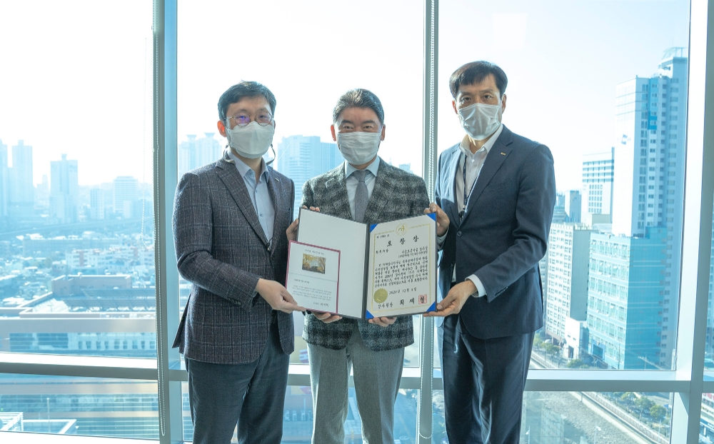 박세규 기술보증기금 감사(가운데)가 4일 직원들과 함께 자체감사활동 심사 결과 A등급 표창장 수여 후 기념촬영을 하고 있다. /사진=기보