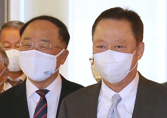 홍남기 부총리 겸 기획재정부 장관(왼쪽)과 박용만 대한상공회의소 회장이 간담회장으로 입장하고 있다. 사진=대한상의.