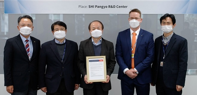 (왼쪽부터) 전현부기 ABS 본부장, 이동연 삼성중공업 에너지플랜트연구센터장(상무), 심용래 삼성중공업 조선해양연구소장(상무), 대런 레스코스키 ABS 사업개발 임원, 장해기 조선시추기술영업팀장(상무). 사진=삼성중공업.