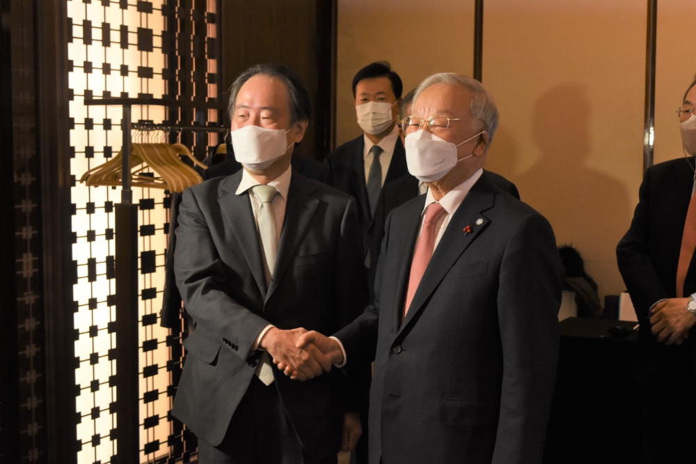 도미타 코지 주한일본대사(왼쪽)와 손경식 경총 회장. 사진=경총