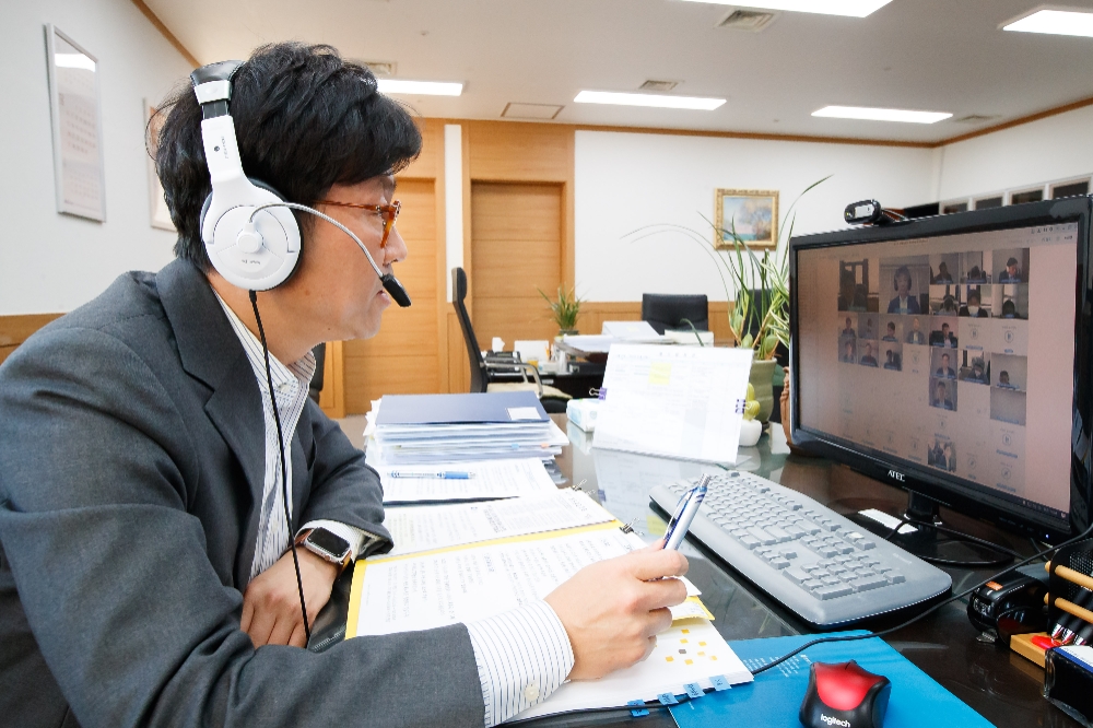 도규상 금융위 부위원장이 9일 서울 종로구 정부서울청사에서 금융리스크 대응반 회의를 비대면 화상회의로 진행하고 있다./사진=금융위원회