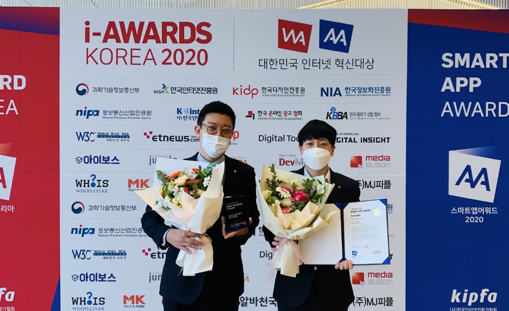 박성수 웰컴저축은행 CEM 본부장(왼쪽), 김대영 앱마케팅팀 팀장이 수상 후 기념촬영을 하고 있다./사진=웰컴저축은행