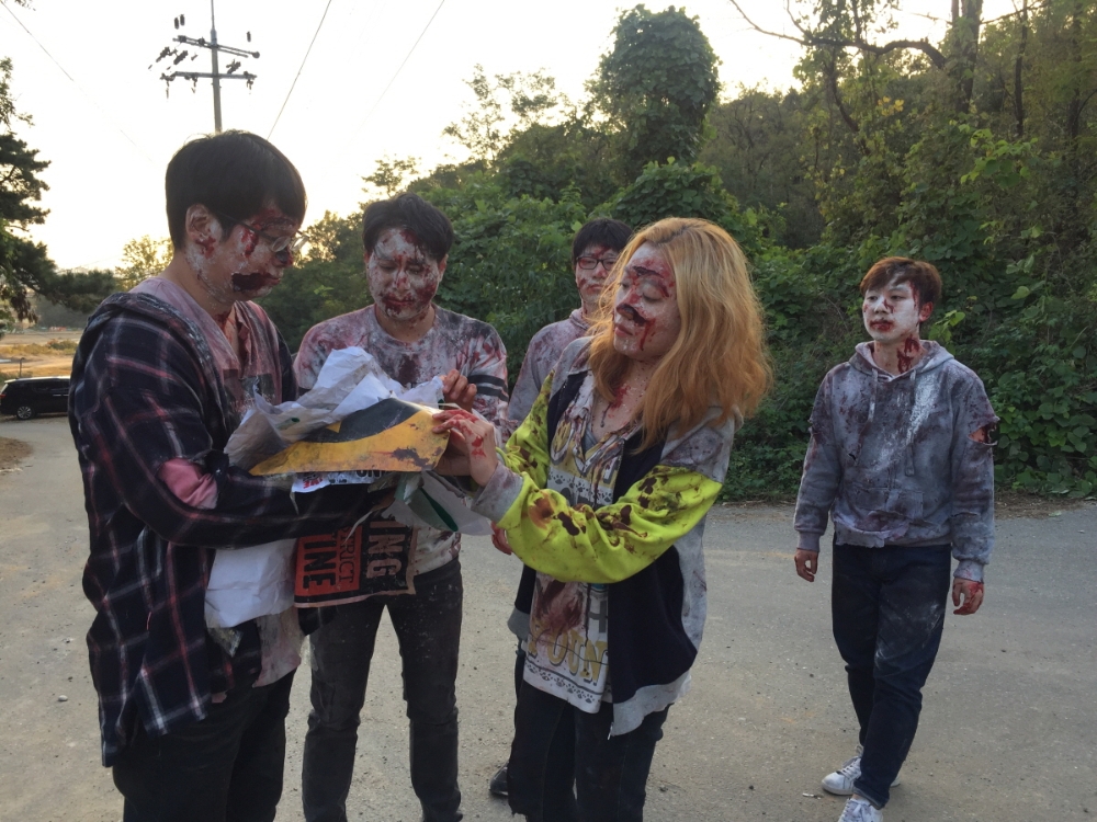 락큰롤 익스프레스 촬영 현장 미술 소품을 준비하는 넥슨컴퍼니 직원들. 사진=넥슨