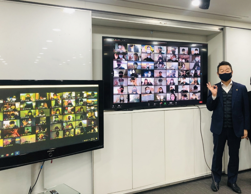 OK배정장학재단은 지난 23일 서울 남대문로에 위치한 본사 대회의실에서 언택트 ‘2020 송년의 밤’을 개최하고, 참석한 장핵생들과 기념 단체사진을 촬영했다./사진=OK금융그룹
