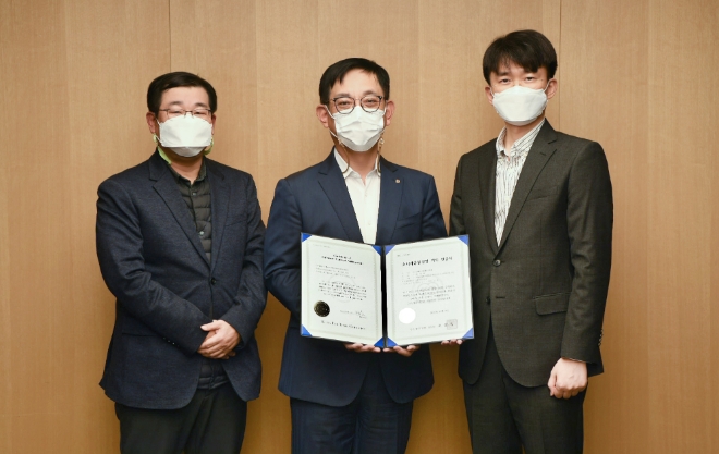 ▲권희백 한화투자증권 대표이사(가운데)와 김진희CCO(오른쪽), 소비자보호팀 박세영팀장(왼쪽)이 기념촬영을 하고 있다./ 사진=한화투자증권