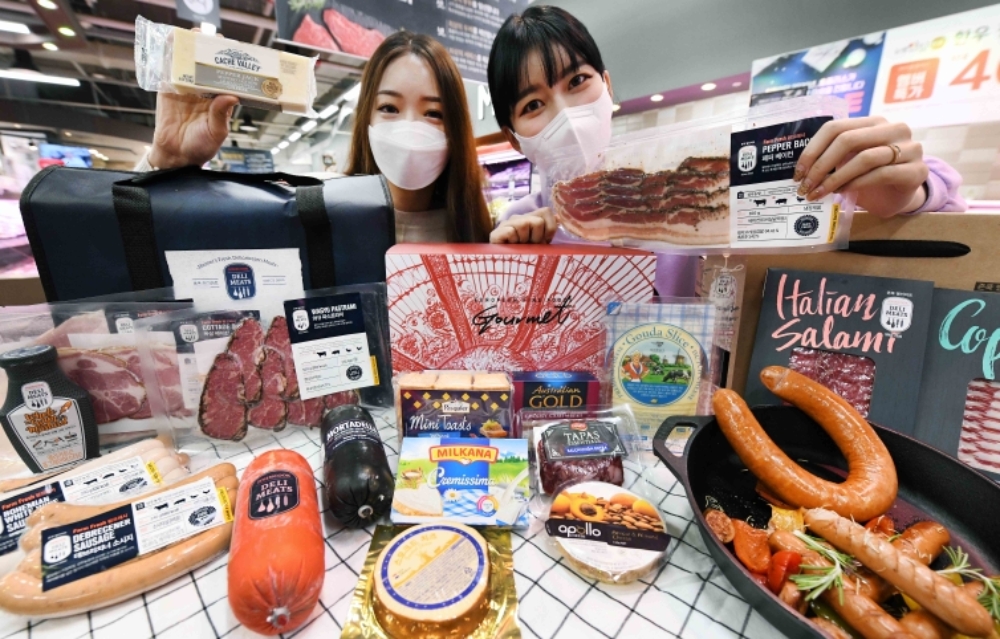 28일 홈플러스 강서점에서 모델들이 ‘프리미엄 햄∙치즈 선물세트’를 선보이고 있다. / 사진제공 = 홈플러스