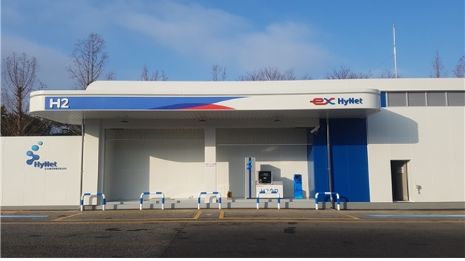 국토교통부와 한국도로공사는 오늘(29일) 경부고속도로 신탄진 휴게소(서울방향)와 중앙고속도로 춘천 휴게소(부산방향) 2개소에 수소충전소를 구축했다. 사진=국토교통부.