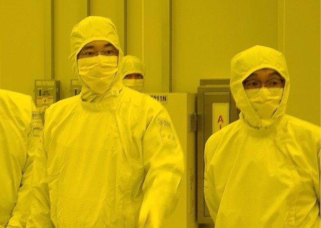 이재용 삼성전자 부회장(왼쪽)이 평택 2공장 EUV 전용라인을 둘러보고 있다. 사진=삼성전자.