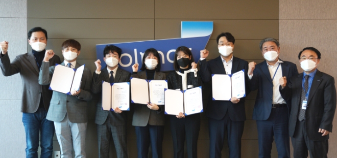 제6회 석오기술상 수상자들이 촬영을 하고 있다. (왼쪽부터) 윤상현 부회장, 이성천 연구원, 김동민 연구원, 박정미 연구원, 박하은 연구원, 김봉태 연구원, 안병준 대표, 강학희 기술원장. / 사진 = 한국콜마