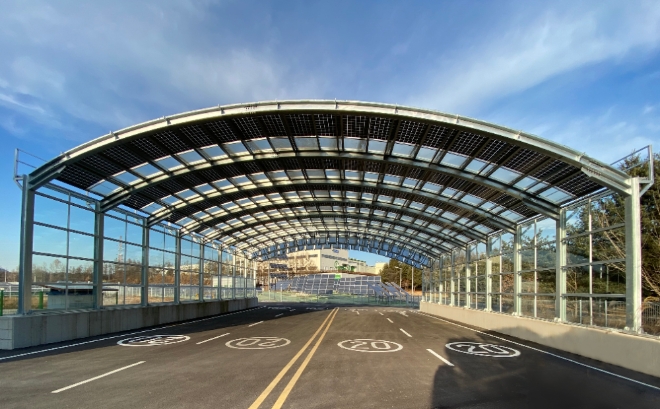 현대중공업그룹 태양광부문 계열사 현대에너지솔루션은 7일 세계 최초로 방음터널용 양면(兩面)태양광 솔루션을 개발, 상용화에 나섰다. 사진=현대중공업그룹.