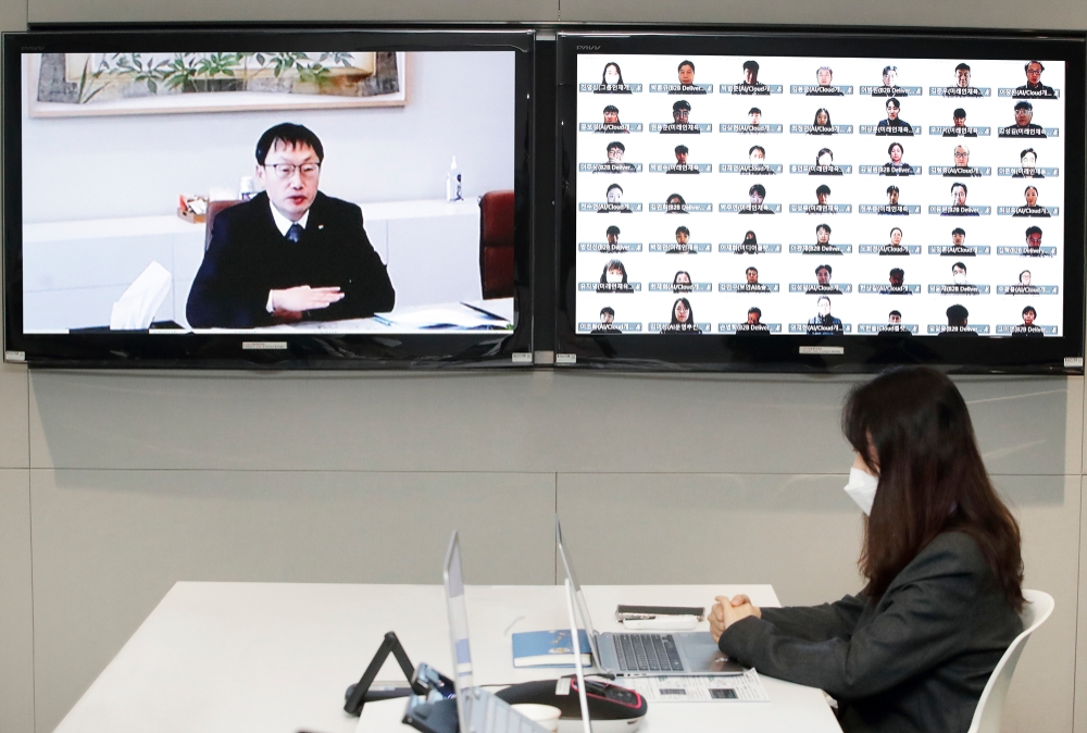 온택트로 진행된 '미래인재육성 프로젝트' 2기 입교식에서 구현모 대표(왼쪽)는 교육생들에게 "KT의 미래 인재로 디지털혁신 성장을 주도할 핵심 역할을 해 주길 바란다"고 당부했다. 사진=KT