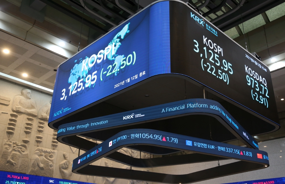 12일 코스피 지수는 22.50포인트(0.71%) 하락한 3125.95 로 마감했다. 코스닥 지수는 2.91포인트(0.30%) 하락한 973.72로 마감했다. / 사진제공= 한국거래소(2021.01.12 장마감)
