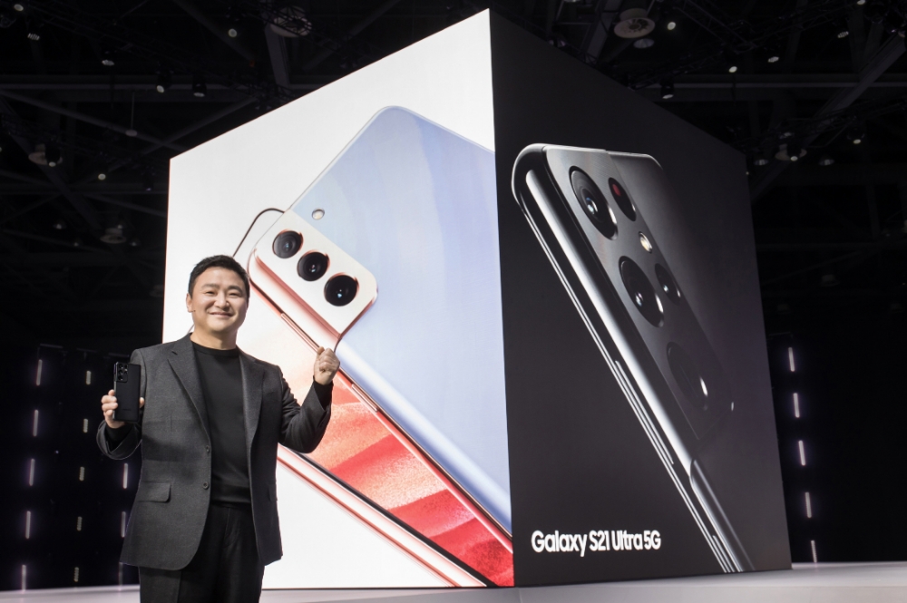 노태문 삼성전자 무선사업부장(사장)이 '갤럭시 언팩 2021' 행사에서 '갤럭시S21' 시리즈를 공개했다. 사진=삼성전자