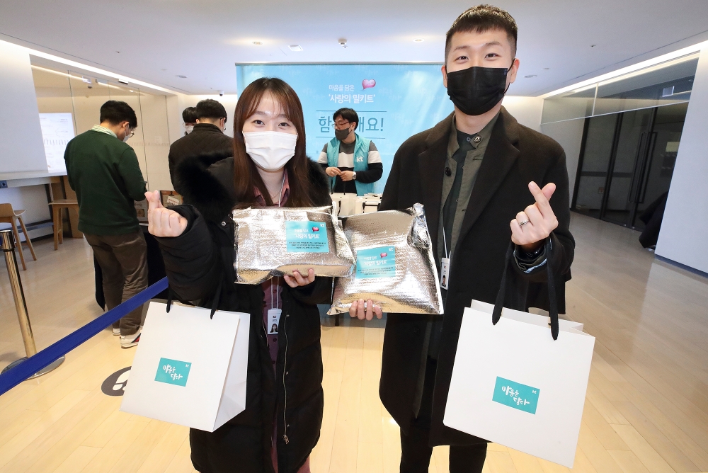 KT가 광화문 인근 골목상권을 지원하고자 '사랑의 밀키트'를 판매한다고 밝혔다. 사진=KT