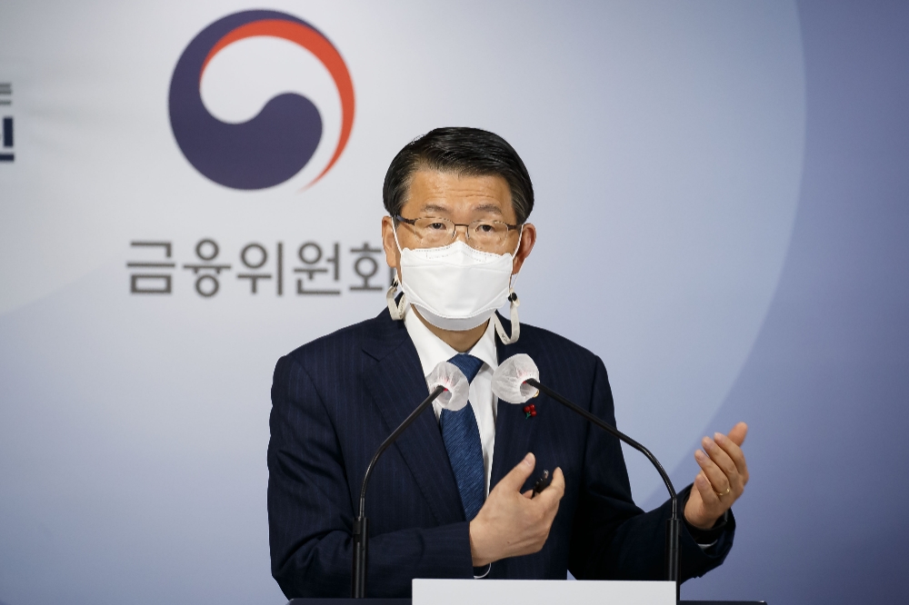 은성수 금융위원장이 18일 서울 종로구 정부서울청사 합동브리핑실에서 2021년 금융위원회 업무계획을 설명하고 있다./사진=금융위원회