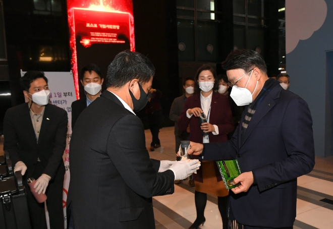 포스코는 1일부터 서울 포스코센터를 ‘일회용 컵 사용 없는 시범빌딩’으로 운영키로 하고, 근무 임직원 모두 텀블러를 사용하는 등 일상에서부터 이산화탄소를 줄여 나가기로 했다. 사진=포스코,