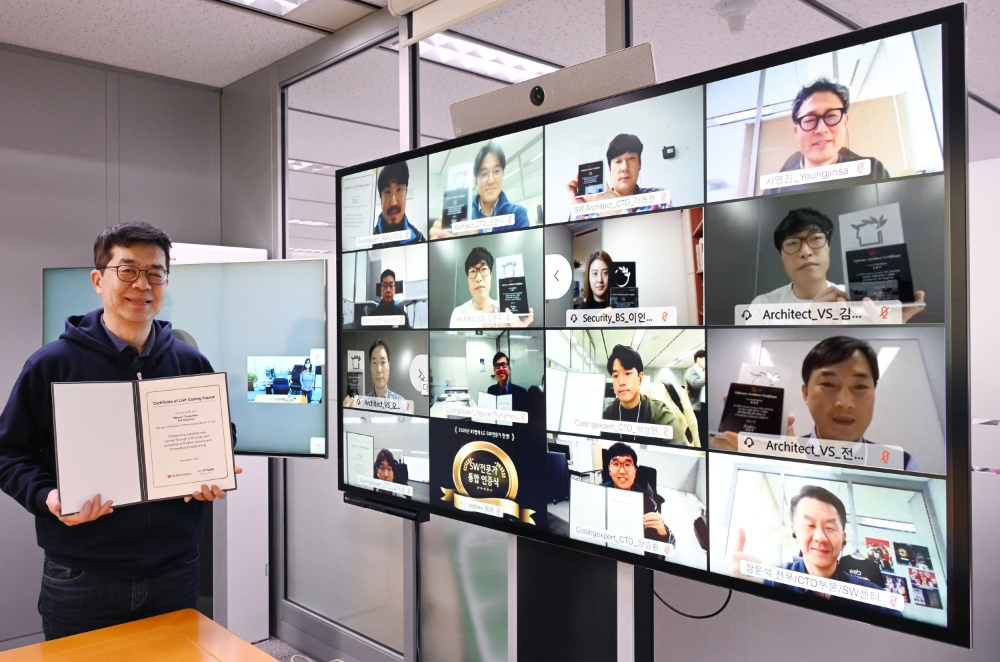 1일 온라인으로 진행한 소프트웨어 전문가 인증식에는 박일평 CTO(최고기술책임자, 왼쪽)와 인증을 받은 직원들이 참석했다. 사진=LG전자