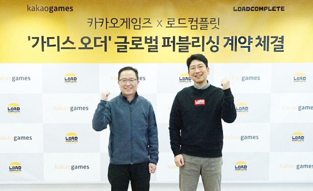 조계현 카카오게임즈 대표(왼쪽)와 배정현 로드컴플릿 대표가 '가디스 오더' 글로벌 퍼블리싱 계약을 체결했다. 사진=카카오게임즈