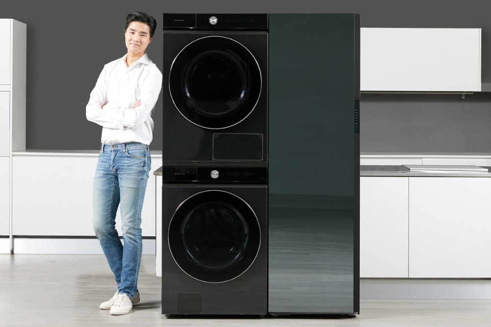 '뉴 그랑데 AI' 세탁기(왼쪽 하단)·건조기(왼쪽 상단) 신제품과 비스포크 에어드레서(오른쪽). 사진=삼성전자