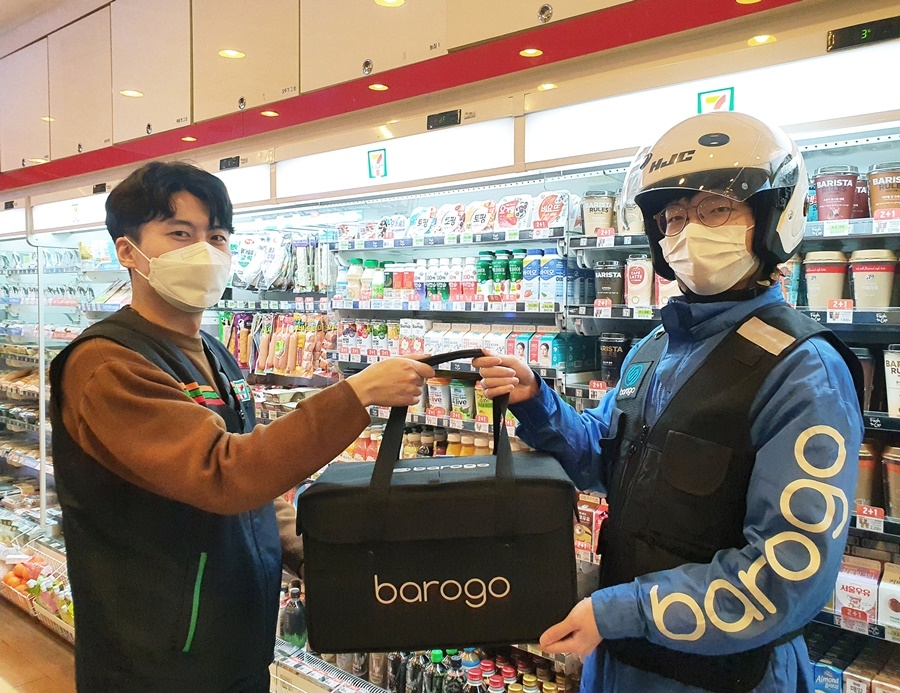 바로고 라이더가 편의점 ‘세븐일레븐’ 상품을 건네받고 있다./사진=바로고