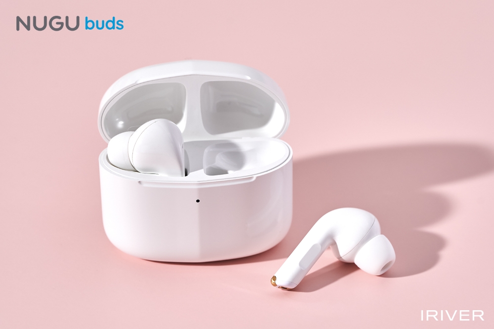 SK텔레콤이 드림어스컴퍼니의 아이리버 브랜드와 함께 ‘T전화x누구’ 전용 무선 이어셋 '누구 버즈'를 15일 출시했다. 사진=SK텔레콤