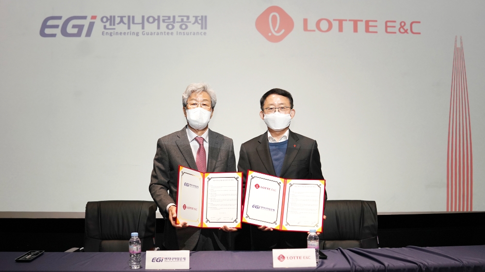 롯데건설 하석주 대표이사(오른쪽)와 엔지니어링공제조합 김수보 이사장(왼쪽)이 르엘 갤러리에서 협약을 체결하고 기념촬영을 하고 있다. / 사진제공 = 롯데건설