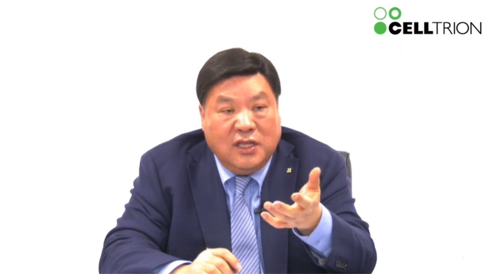 서정진 셀트리온 명예회장이 18일 온라인 기자간담회에서 코로나19 항체 치료제 '렉키로나' 관련 현황 및 향후 계획에 대해 설명하고 있다. 사진=셀트리온