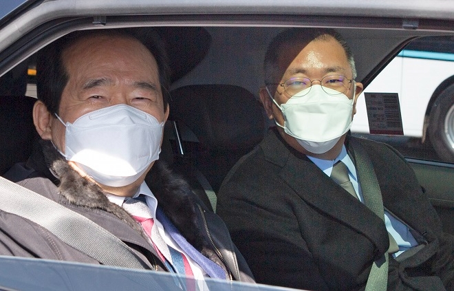 정세균 국무총리(왼쪽)과 정의선 현대차그룹 회장.