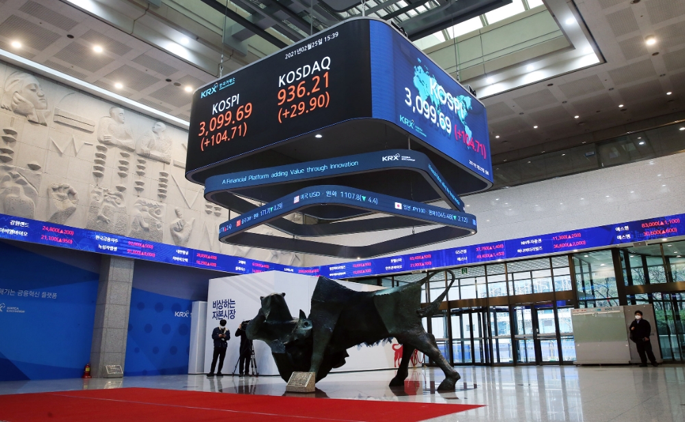 25일 코스피 지수는 전 거래일 대비 104.71포인트(3.50%) 상승한 3099.69로 거래를 마감했다. 코스닥 지수는 전 거래일 대비 29.90포인트(3.30%) 오른 936.21에 거래를 마감했다. / 사진제공= 한국거래소(2021.02.25)