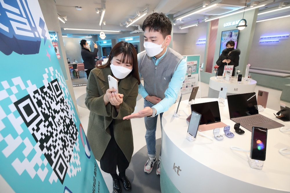 KT가 신학기를 맞아 26일부터 전국 KT 매장에서 ‘우리 매장 핫딜’ 프로모션을 시행한다. 사진=KT
