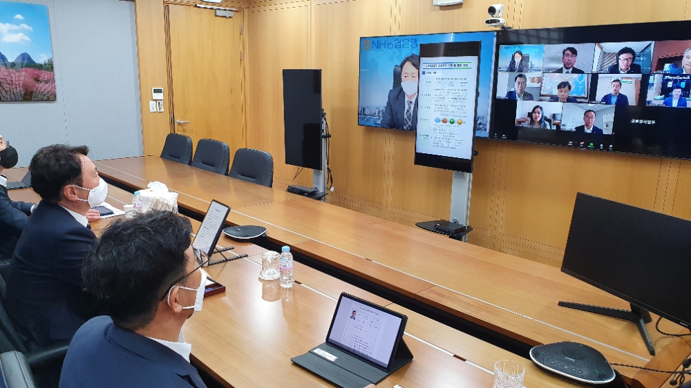 권준학 NH농협은행장(왼쪽 가운데)이 미국, 중국, 베트남, 미얀마 등 7개국의 해외 점포장들을 대상으로 화상회의를 진행했다. /사진=NH농협은행 제공