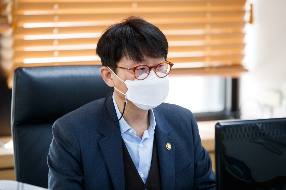 도규상 금융위원회 부위원장이 9일 서울 종로구 정부서울청사에서 금융리스크 대응반 회의를 비대면 화상회의로 진행하고 있다./사진=금융위원회