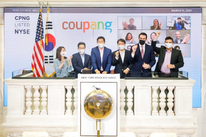 쿠팡 경영진이 지난 3월 11일(현지시간) 뉴욕증권거래소에서 상장기념 ‘오프닝 벨’을 울렸다. 이날 행사에는 고객과 배송직원, 오픈마켓 셀러 등도 온라인으로 함께 했다. 무대 위에는 김현명 쿠팡 IR 팀장, 강한승 쿠팡 대표이사, 김범석 쿠팡 이사회 의장, 박대준 쿠팡 대표이사, 존 터틀 NYSE 부회장, 거라브 아난드 쿠팡 CFO가 서 있다.(사진 왼쪽부터) / 사진 = 쿠팡