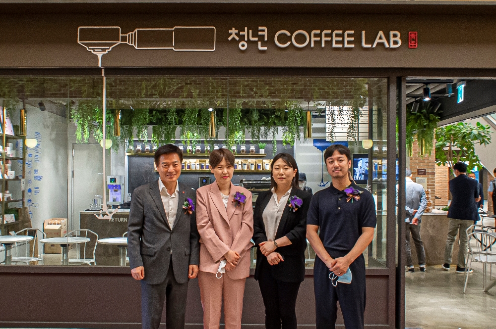 강남 센트럴시티 파미에스테이션 내 청년커피랩 매장 앞에서 신세계센트럴시티 박주형 대표(사진 왼쪽), 2기 고현선 사장(사진 왼쪽에서 두번째), 3기 운영자 박신영 사장(사진 오른쪽에서 두번째), 1기 신은수 사장(사진 오른쪽). / 사진제공 = 신세계