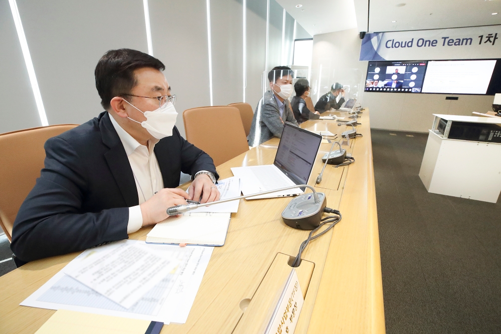 KT가 클라우드 원팀 멤버사들과 주요 추진 현황을 공유하고 있다. 사진=KT