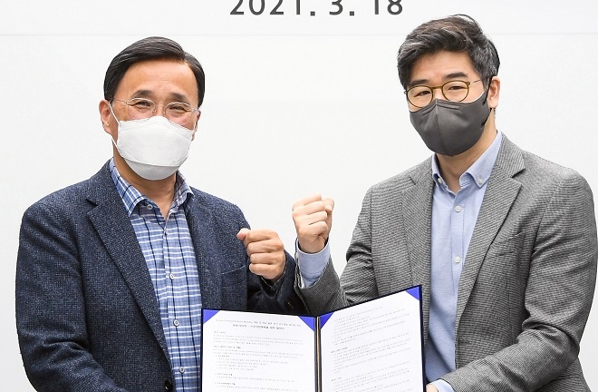 박정국 현대차 연구개발본부부본부장(왼쪽)과 오세윤 우아한형제들 최고전략책임자. 사진=현대차그룹.