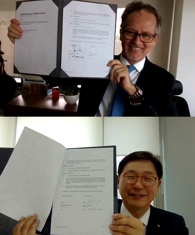 레지날드 피코크(Reginald Peacock) 취리히보험그룹 싱가포르 법인 대표(위)와 강두석 LK보험중개 대표가 23일 오후 온라인 MOU 협약 서명식을 마친 뒤 기념 포즈를 취하고 있다./사진=LK보험중개