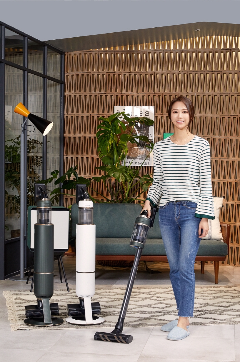 삼성전자가 먼지 자동 배출 시스템인 청정스테이션과 충전 거치대를 일체화한 무선청소기 '비스포크 제트'를 공개했다. 사진=삼성전자