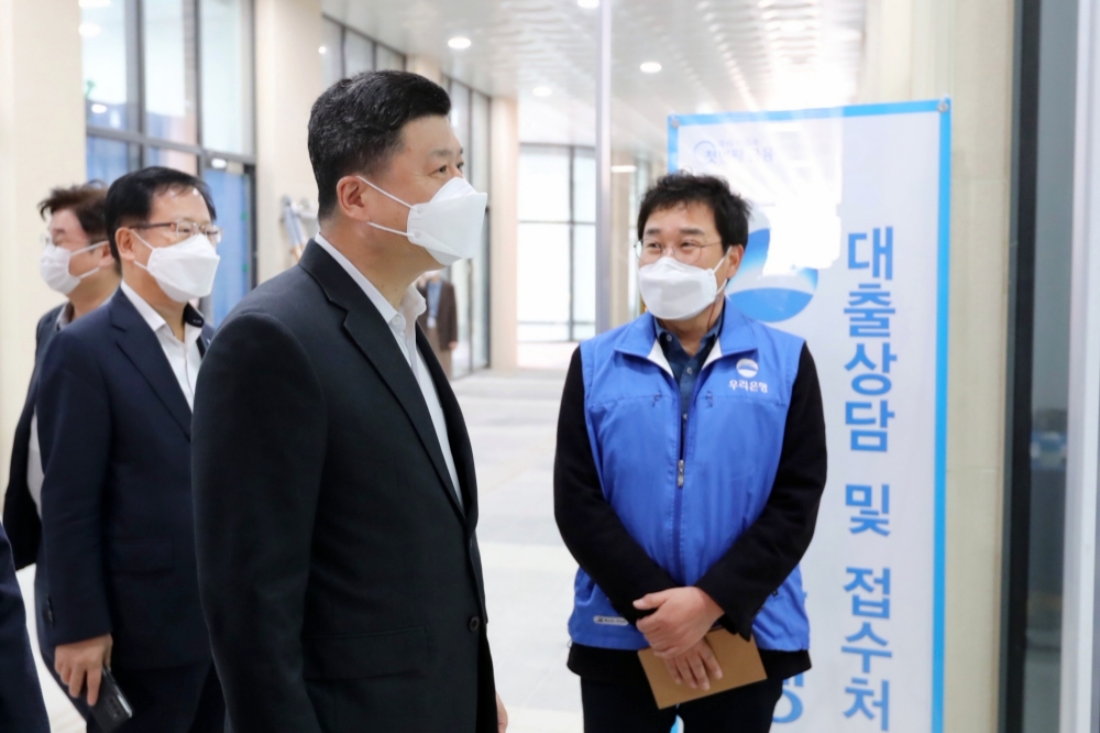 권광석 우리은행장이 지난 25일 연임 후 첫 행보로 경기도 오산 세교지구의 영업현장을 방문해 직원들을 격려하고 있다./사진=우리은행