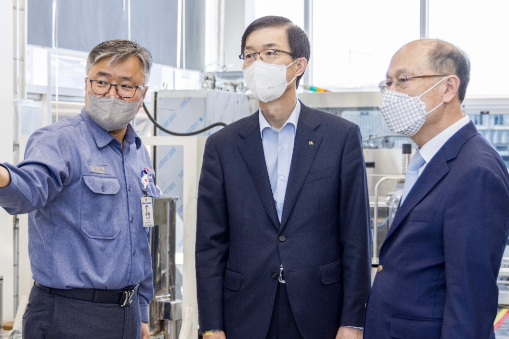방문규 한국수출입은행장(가운데)이 26일 오후 전남 여수에 있는 2차전지 소재 생산기업 재원산업을 찾아 연구시설과 생산설비를 견학한 뒤 이용규 여수 상공회의소 회장(오른쪽)과 심성원 재원산업 대표이사로부터 설명을 듣고 있다. /사진=한국수출입은행 제공