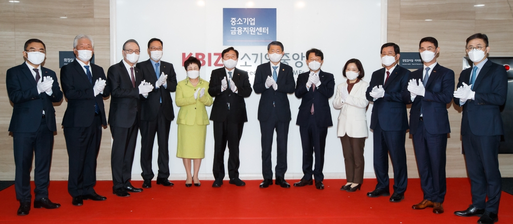 '중소기업 금융지원센터' 현판식에 참석한 관계자들이 금융지원센터 현판을 제막하고 기념사진을 찍고 있다. 왼쪽부터 서승원 중기중앙회 부회장, 정현식 한국프랜차이즈산업협회장, 석용찬 한국경영혁신중소기업협회장, 김영윤 대한전문건설협회장, 정윤숙 한국여성경제인협회장, 김기문 중소기업중앙회장, 은성수 금융위원장, 김광수 은행연합회장, 김분희 한국여성벤처협회장, 강승구 중소기업융합중앙회장, 장경호 코스닥협회장, 권대영 금융위 금융산업국장. /사진=금융위원회 제공