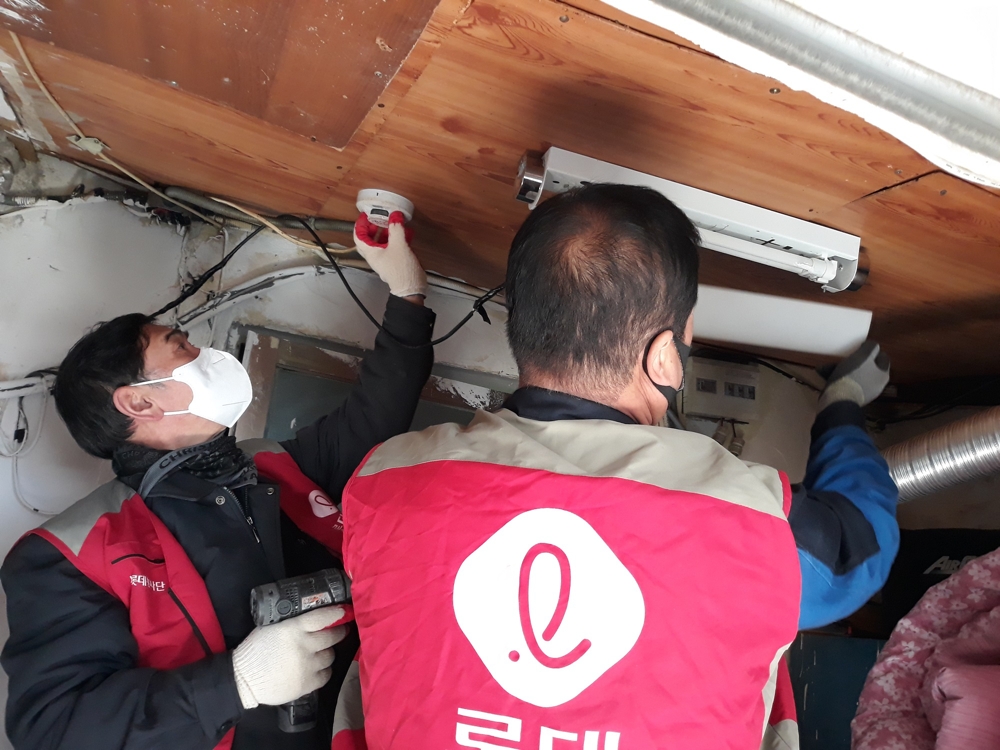 롯데건설 ‘샤롯데 봉사단’이 독거노인 가정을 대상으로 봉사활동을 진행하고 있다. / 사진제공 = 롯데건설