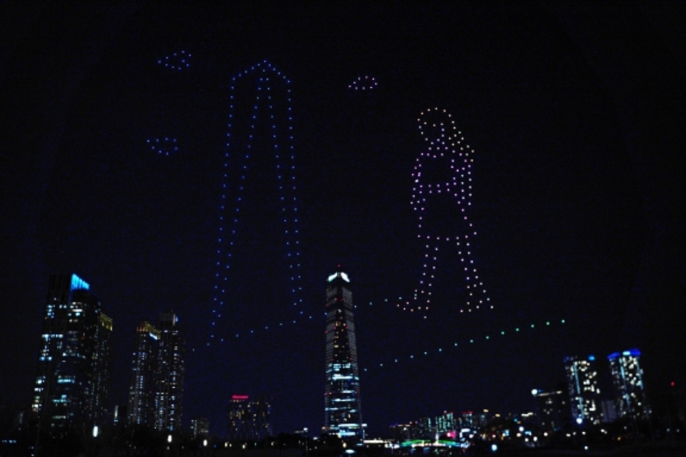 포스코건설이 진행한 드론쇼 모습. / 사진제공 = 포스코건설