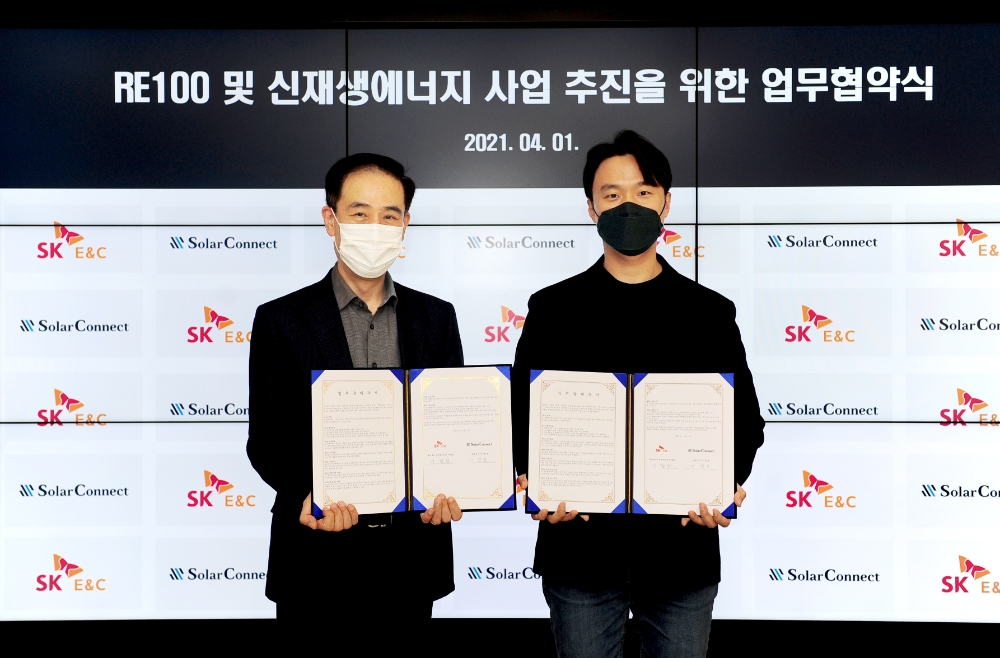 이형원 SK건설 에코에너지부문장(왼쪽)과 이영호 솔라커넥트 대표가 협약서를 들고 기념촬영을 하고 있다. / 사진=SK건설